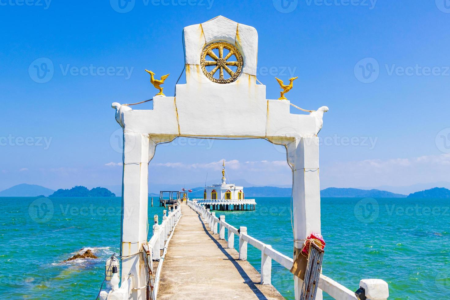 tempio tailandese nell'acqua e paradiso koh phayam thailandia. foto