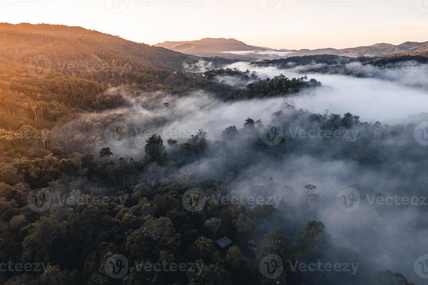 montagne e alberi in un villaggio rurale, angolo alto al mattino foto