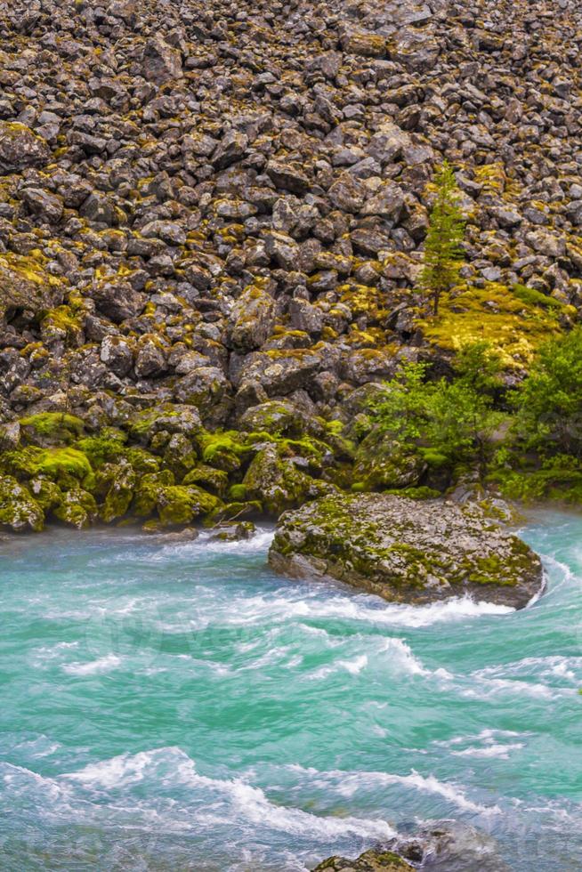 massi rock nel fiume turchese utla utladalen Norvegia paesaggio. foto