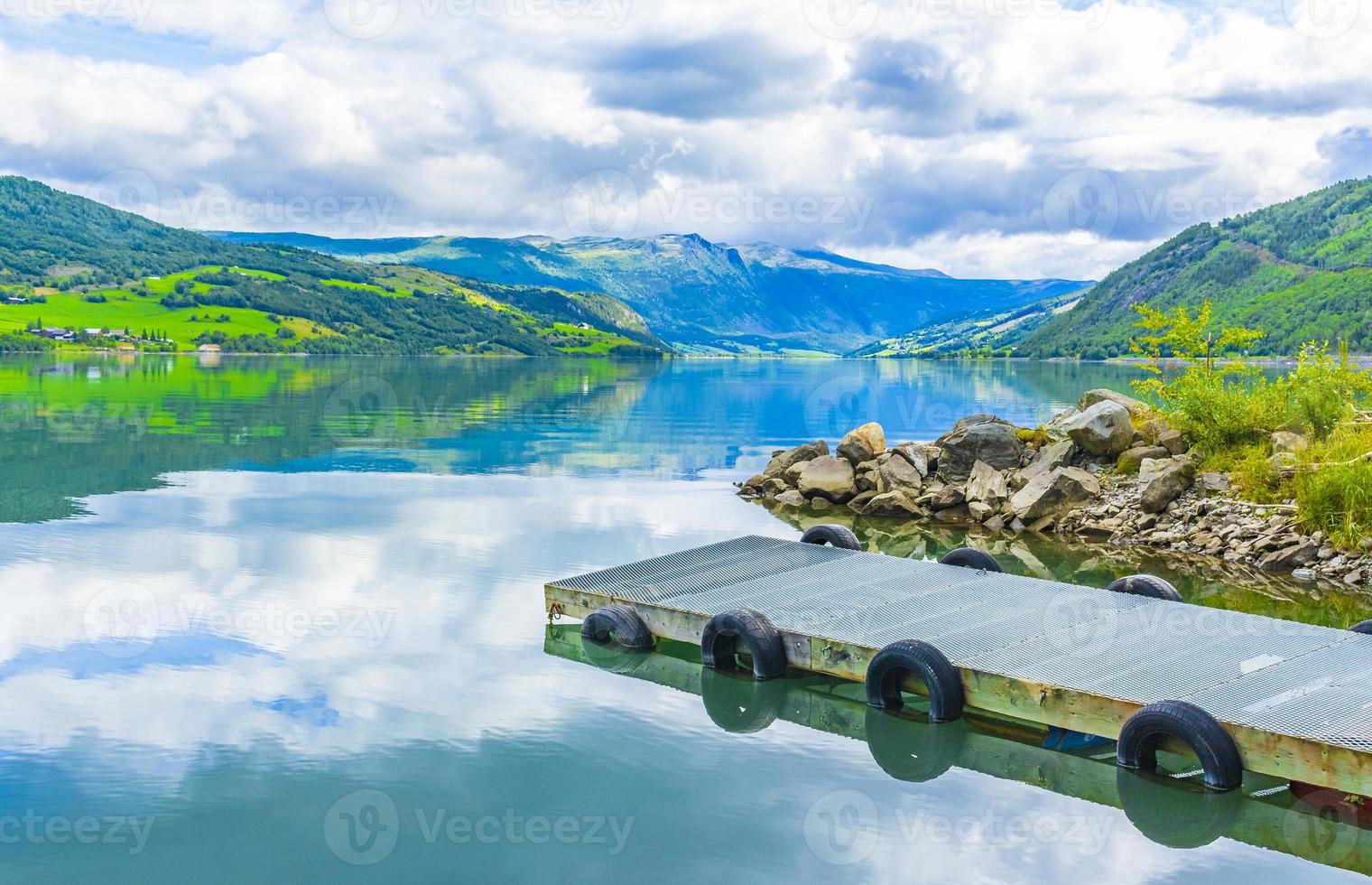 molo al fantastico paesaggio norvegese montagne foreste fiordo jotunheimen norvegia. foto