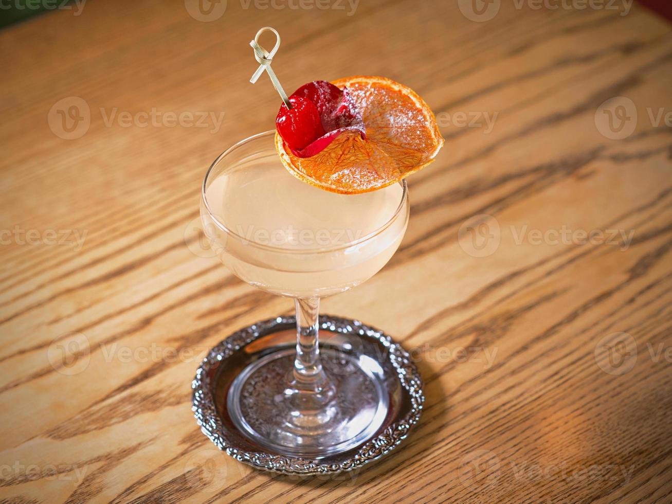 cocktail alcolico sul tavolo del bar foto