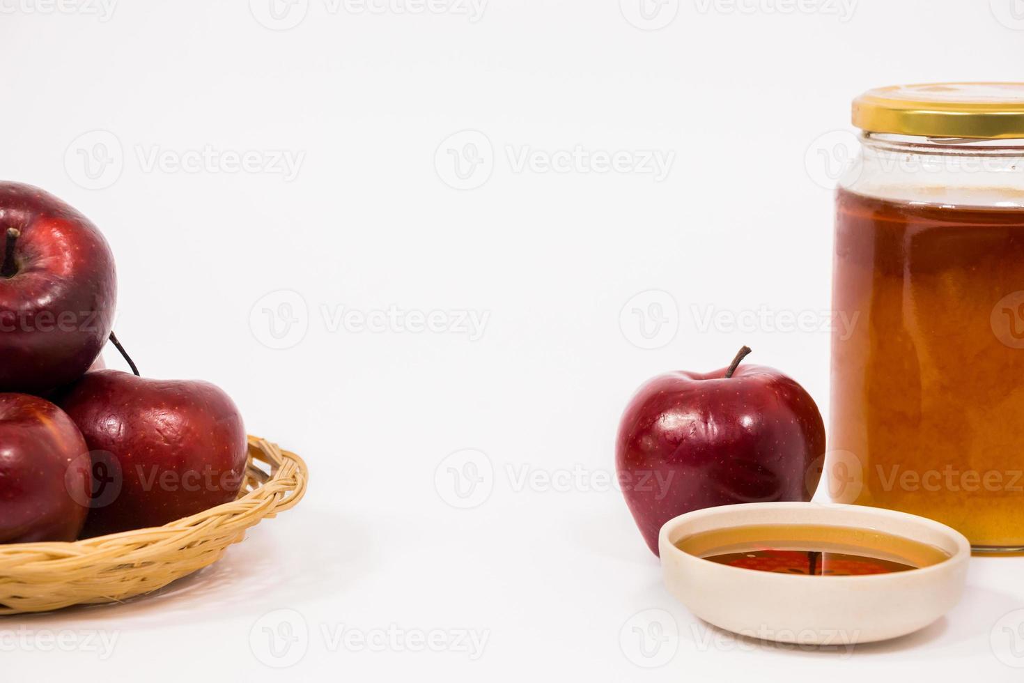 mucchio di mele e mela rossa e barattolo di miele ciotola di miele isolato su sfondo bianco foto