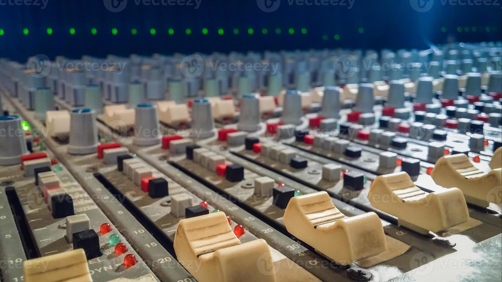 console di missaggio audio professionale con fader in studio di registrazione foto
