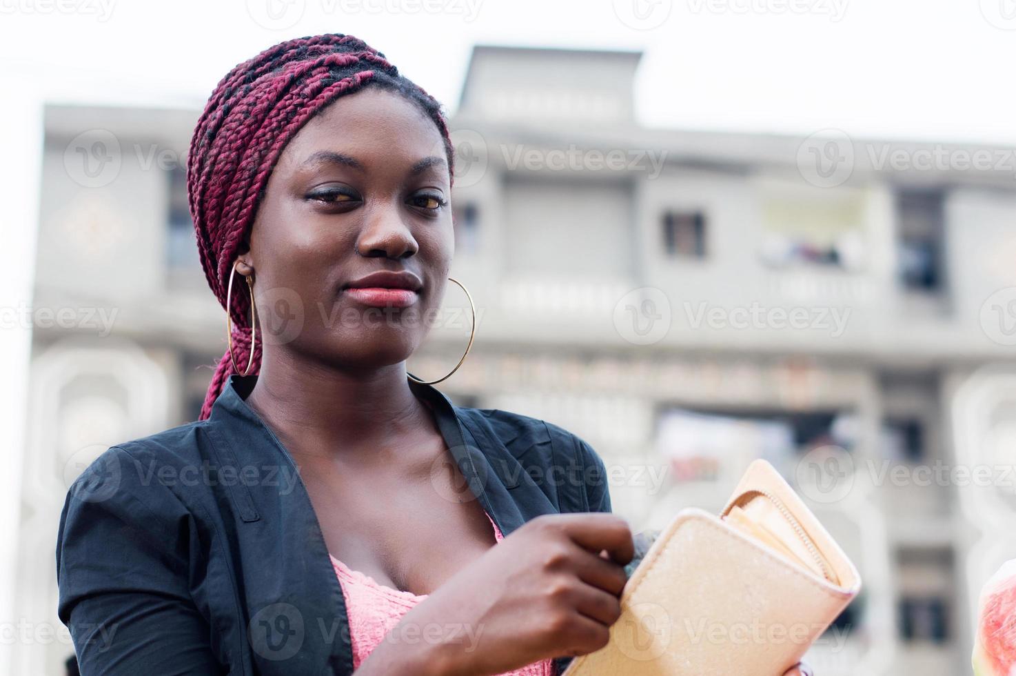 sorridente giovane donna con una borsa. foto