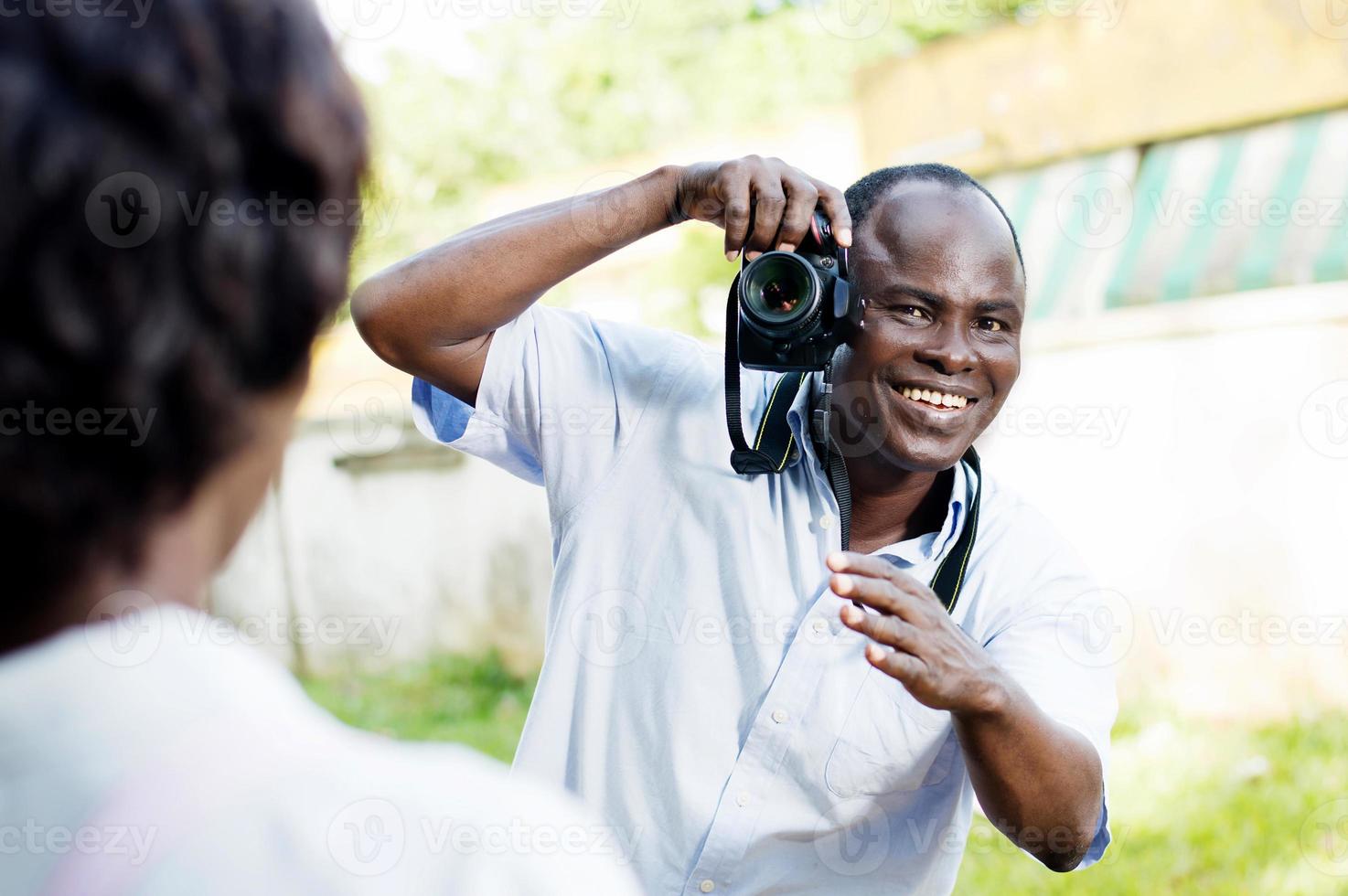 giovane fotografo in posa davanti alla sua modella foto