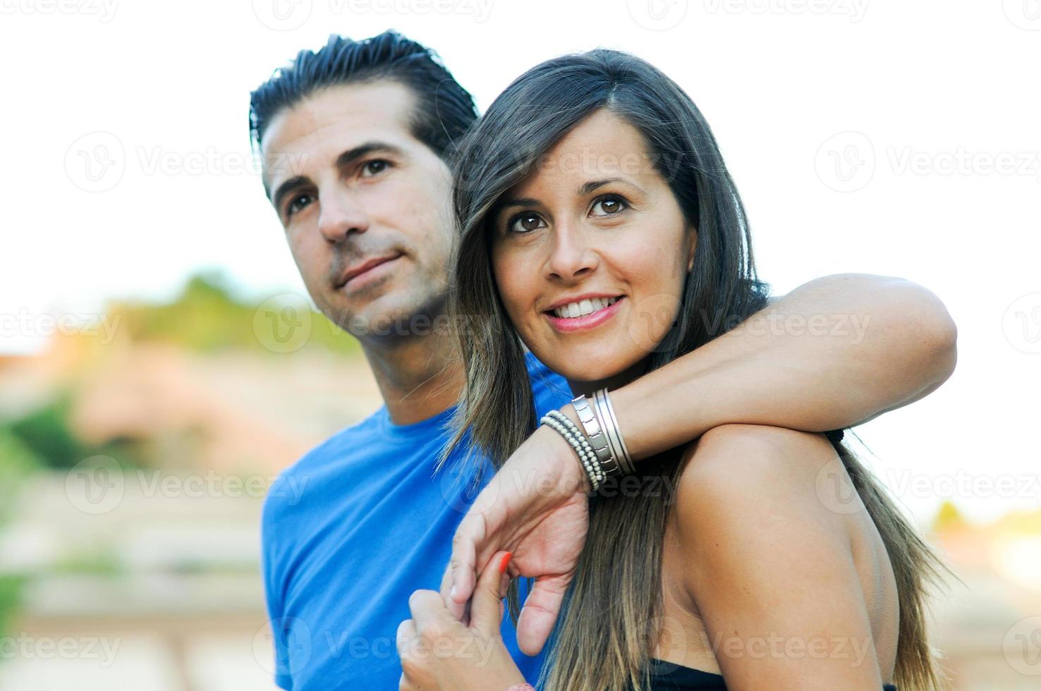 felice coppia giovane guardando qualcosa di interessante - copyspace foto