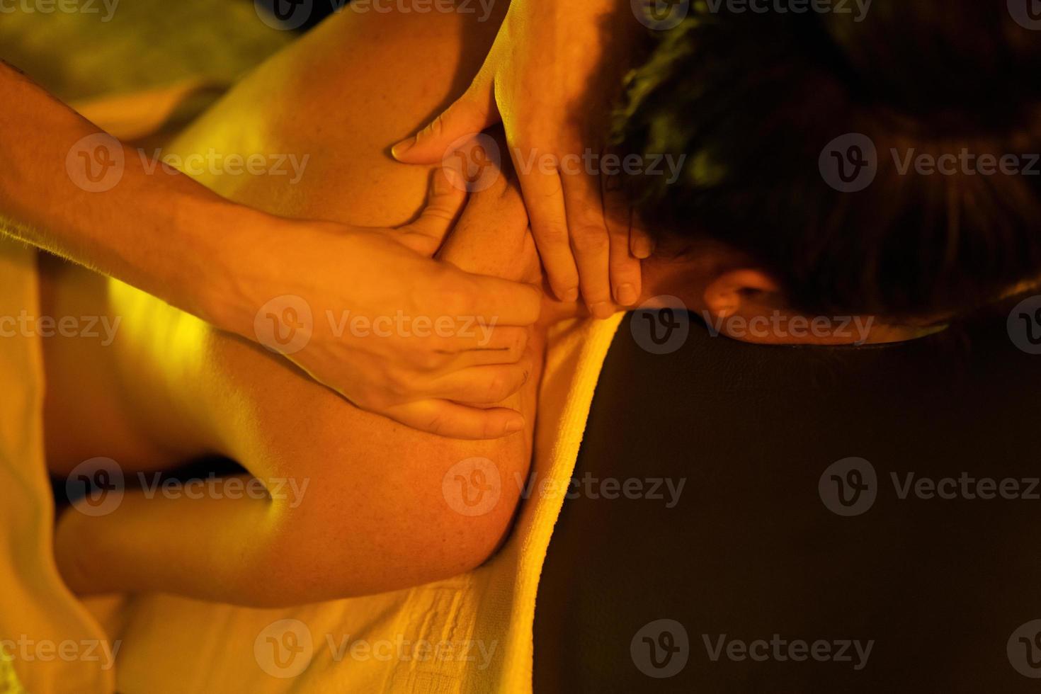 donna che riceve un massaggio alla schiena nei bagni arabi foto