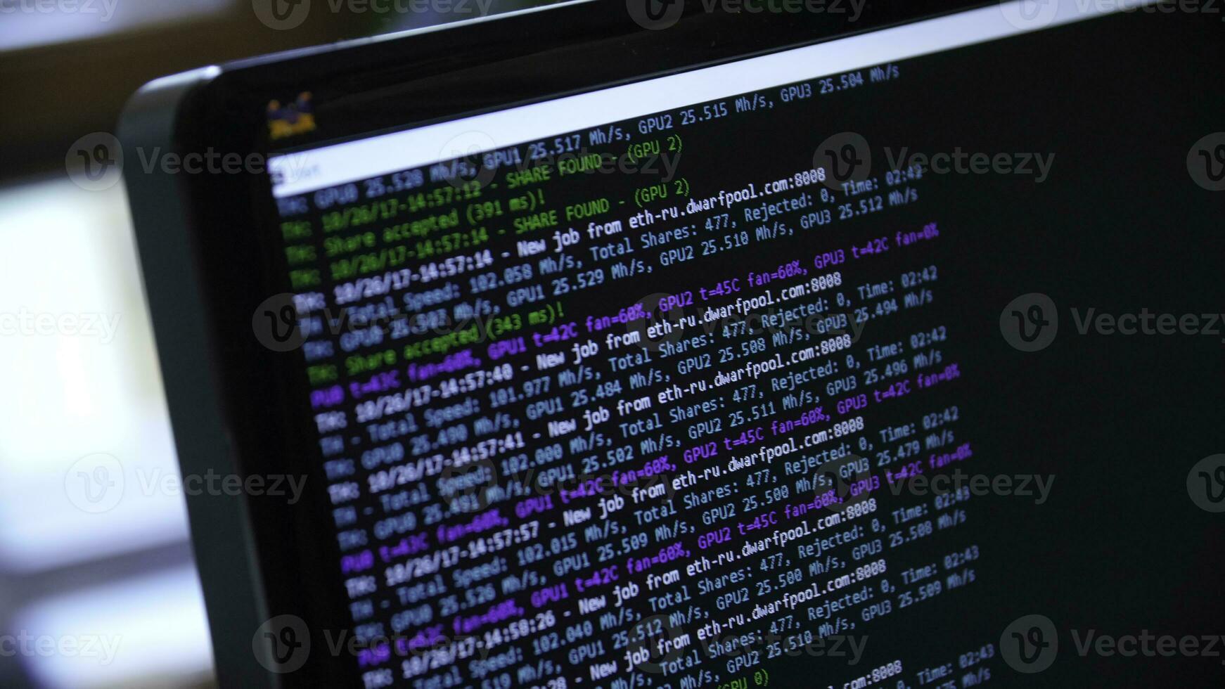schermo con crypto codice, verde digitali. bitcoin su computer schermo con codice bitcoin estrazione foto