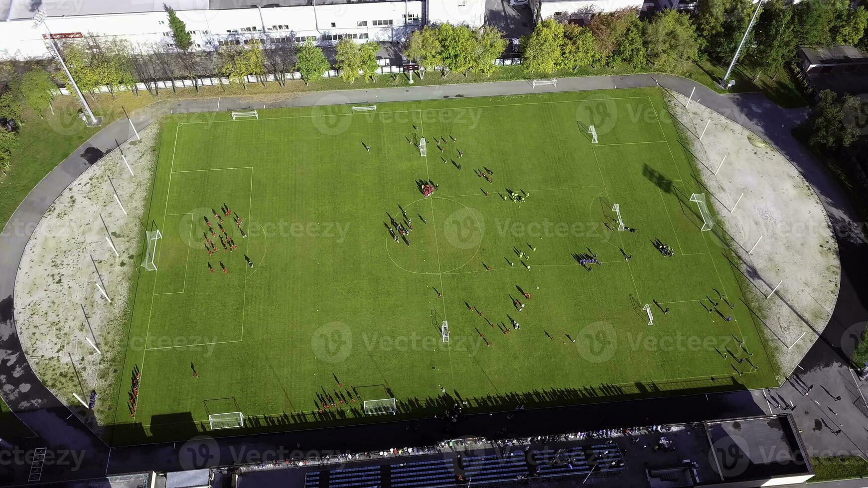 calcio Giocatori in esecuzione in giro il calcio campo. superiore Visualizza di il calcio gioventù torneo foto