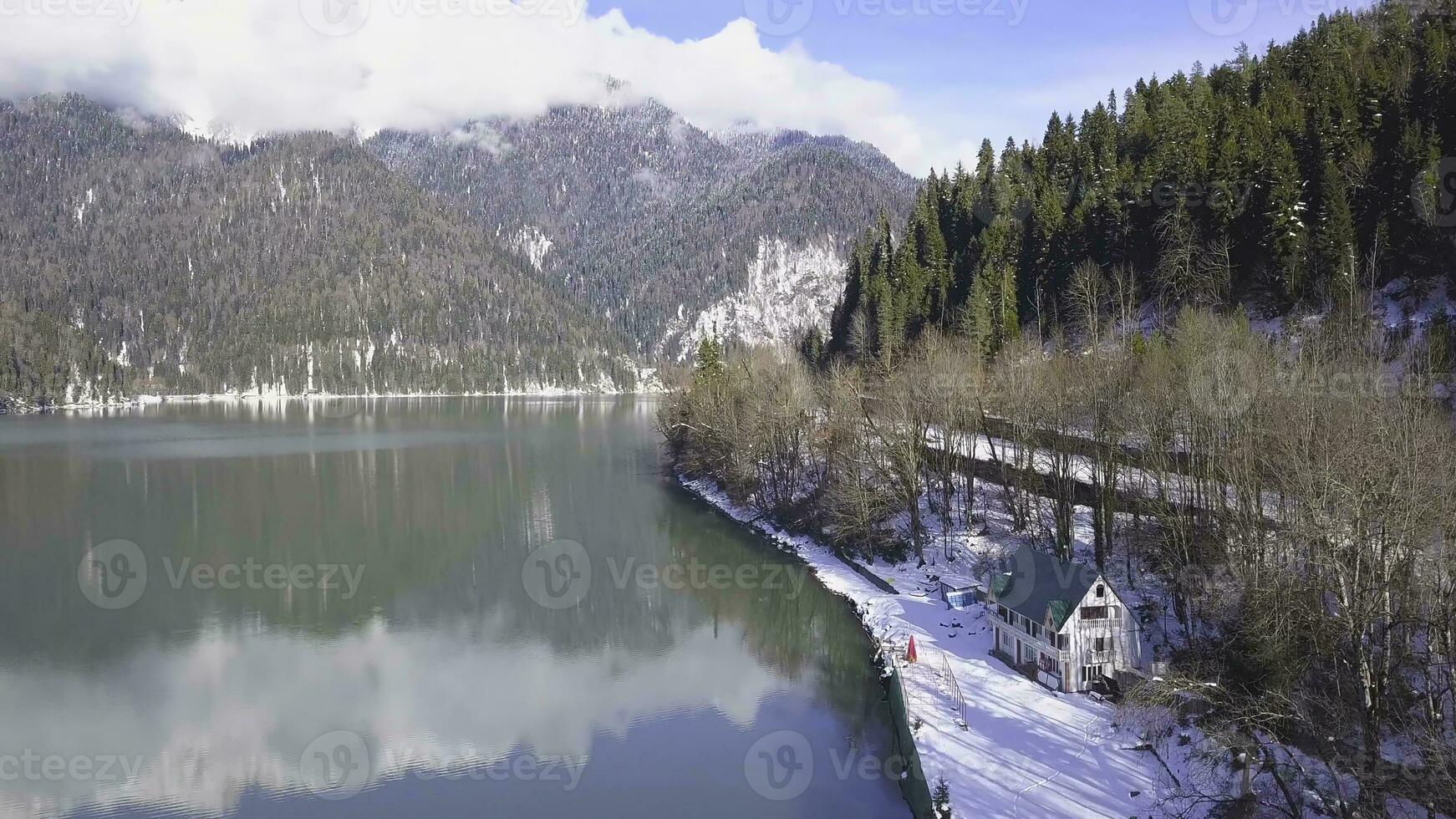 superiore Visualizza di il lago Casa nel il montagne. clip. bellissimo tempo metereologico nel inverno, pulito aria, lago Casa foto