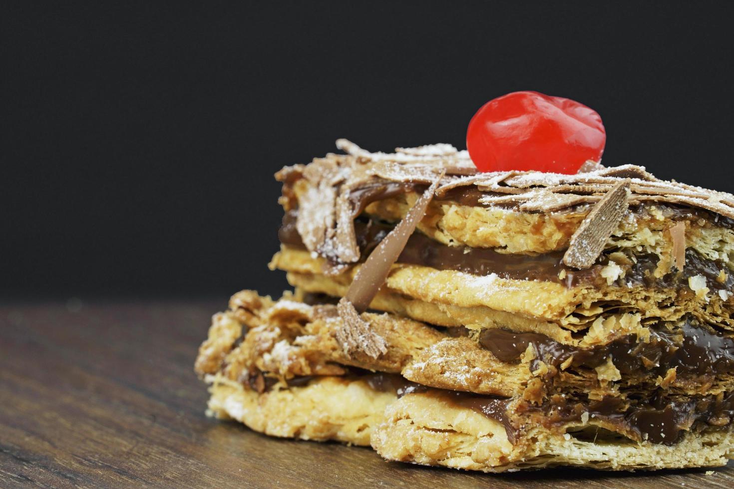 torte di pasta sfoglia su tavola di legno foto