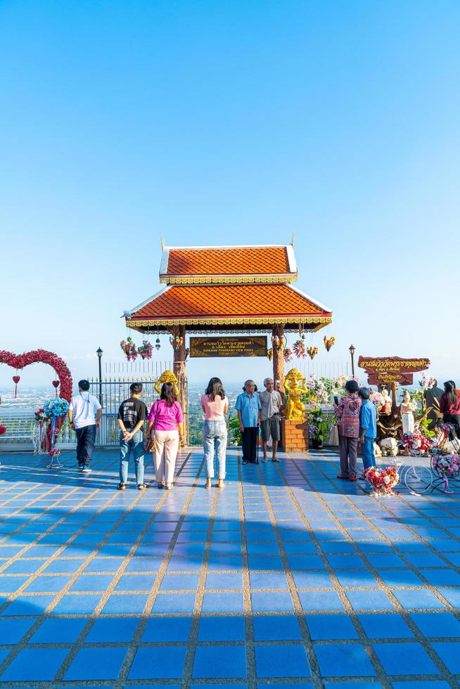 chiang mai, thailandia - 6 dic 2020 - vista di wat phra that doi kham o tempio d'oro a chiang mai, thailandia. questo tempio è arroccato sulla collina di doi kham foto