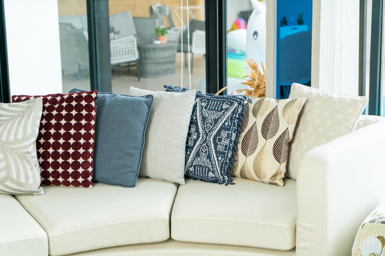 decorazione di cuscini su un divano in un soggiorno foto