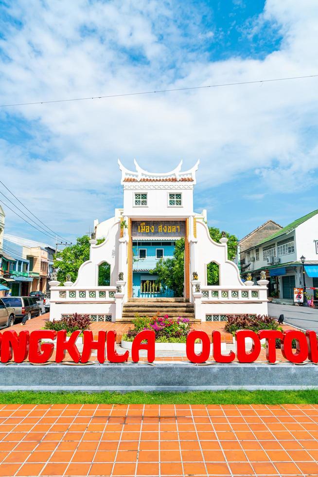 portone della capitale della città vecchia di songkla foto