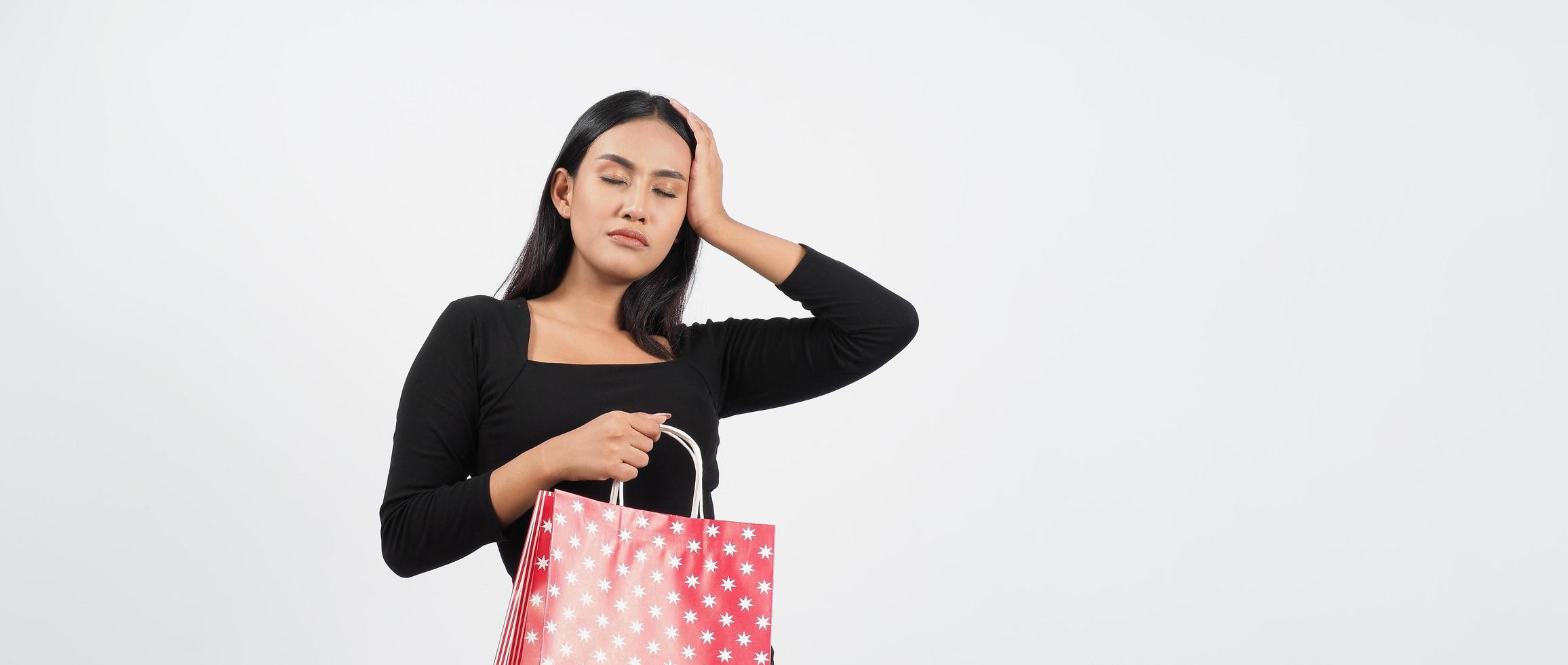 concetto di acquisto della donna. felicemente ragazza e borse della spesa foto