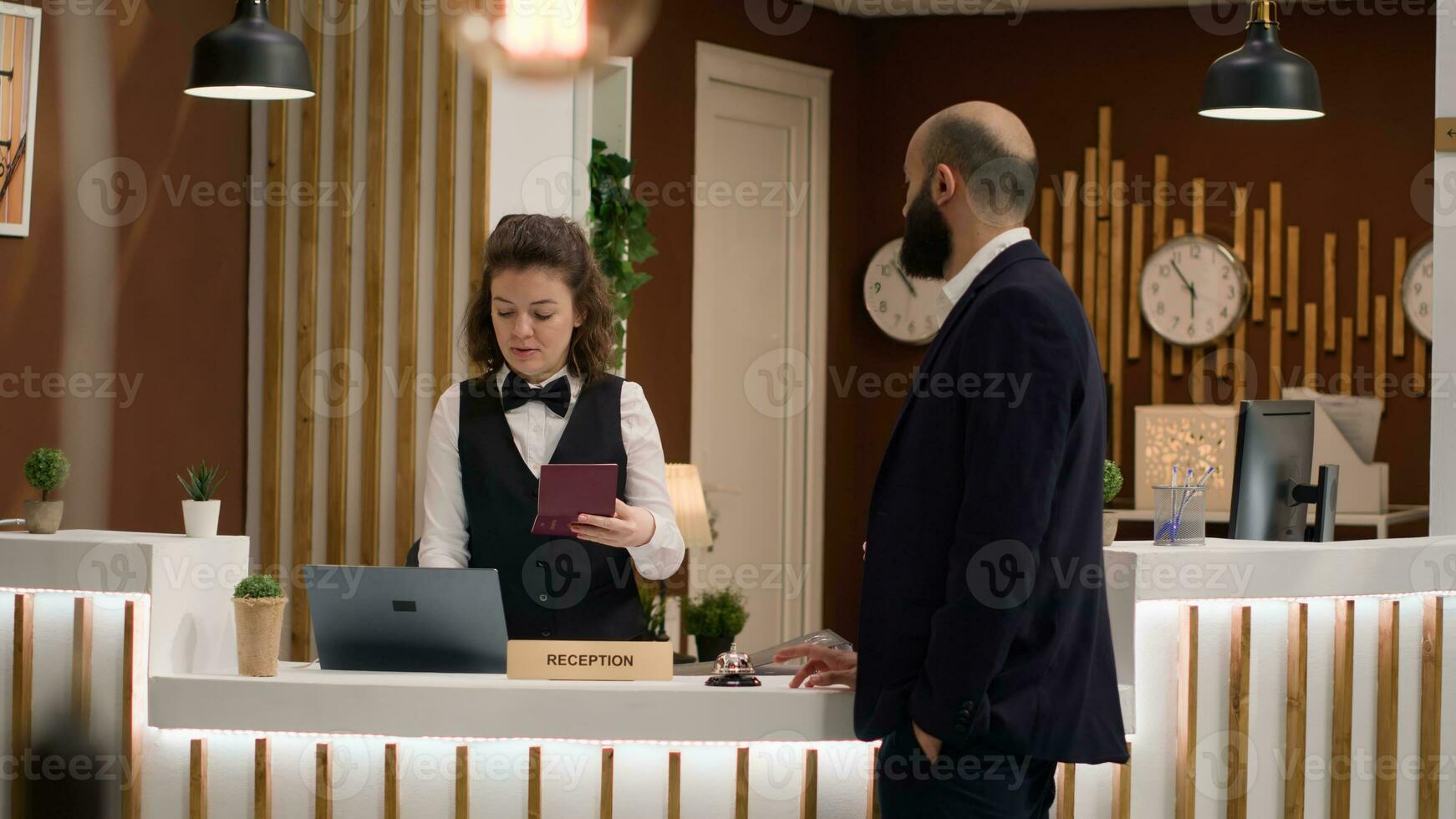 Hotel concierge verifica passaporto id per ospite identificazione, preparazione per riempire nel registrazione le forme. addetto alla reception guardare a credenziali dopo saluto azienda imprenditore nel ricezione atrio. foto