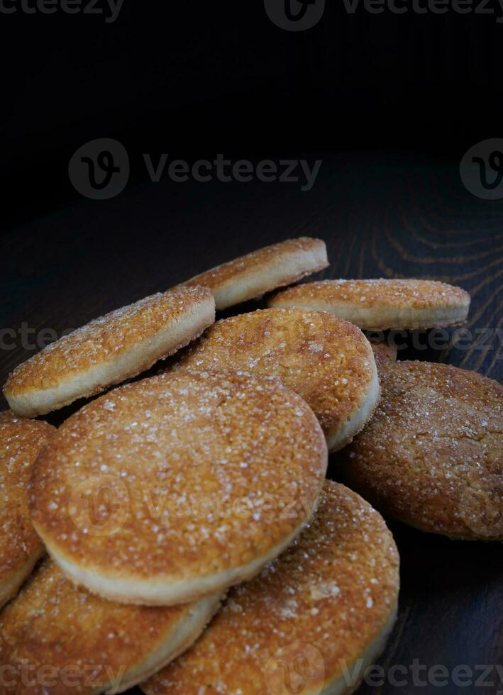 bellissimo il giro biscotti su un' di legno tavola. un' pochi biscotti. un' mazzo di biscotti. foto