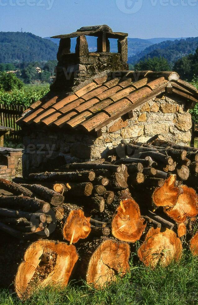 un' mucchio di logs nel davanti di un' pietra edificio foto