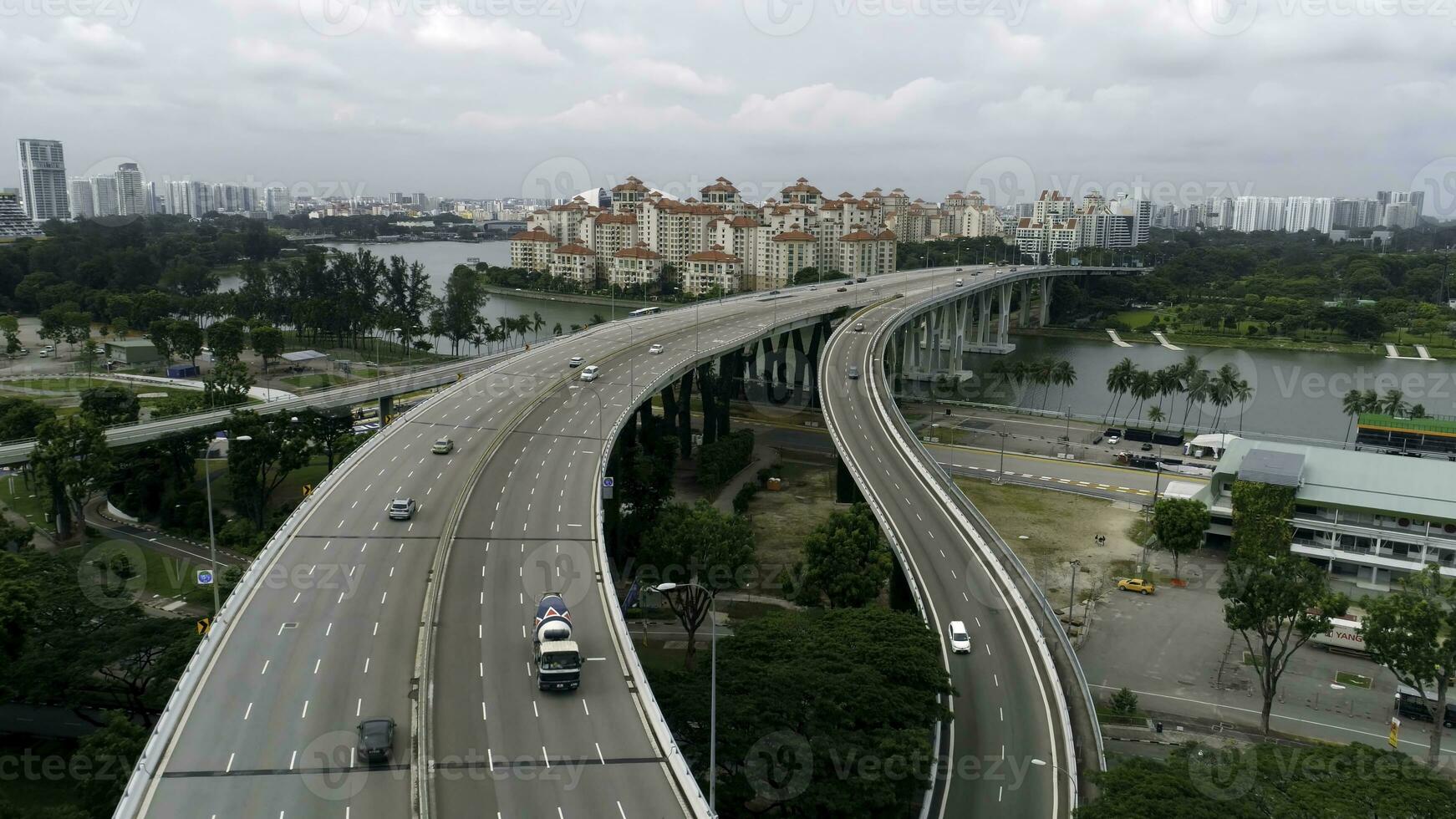 panoramico aereo Visualizza di fiume ponte nel il città con alberi nel parchi. sparo. aerea Visualizza di il ponte con macchine attraversamento un' bellissimo fiume e moderno paesaggio urbano. foto