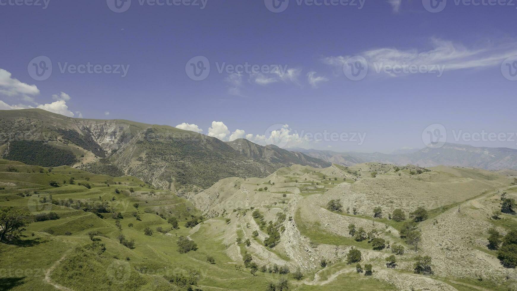 aereo Visualizza di sorprendente paesaggio con bellissimo valle su un' soleggiato giorno. azione. volante sopra estate montagne su blu nuvoloso cielo sfondo. foto
