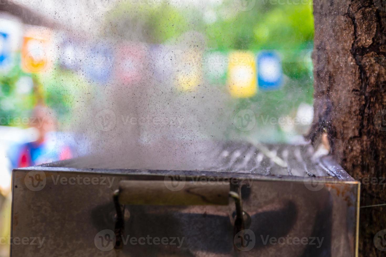 foto ad alta velocità dell'acqua che fuoriesce dal palloncino posizionato su una griglia calda