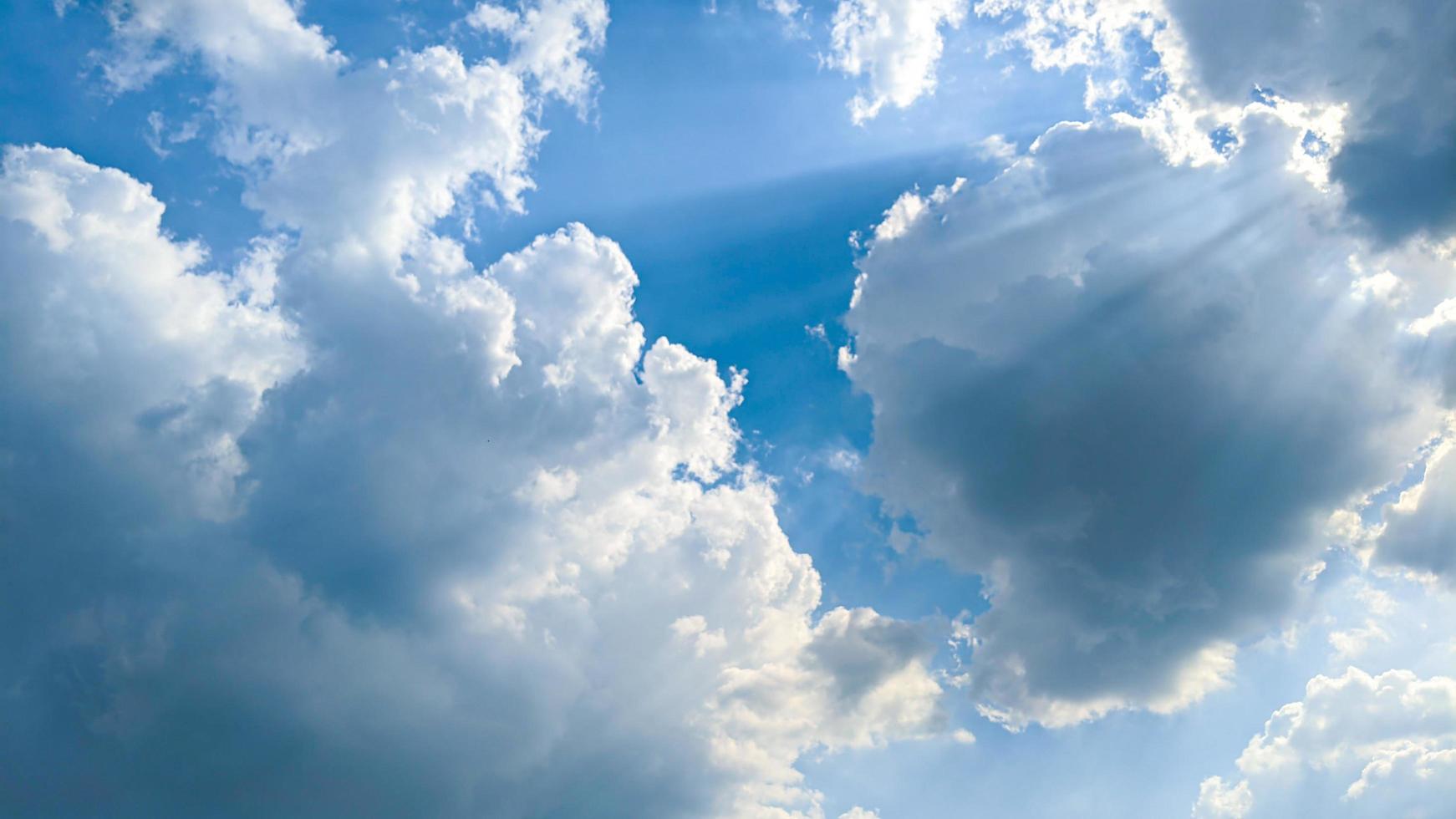 belle nuvole e cielo azzurro alla luce del giorno foto