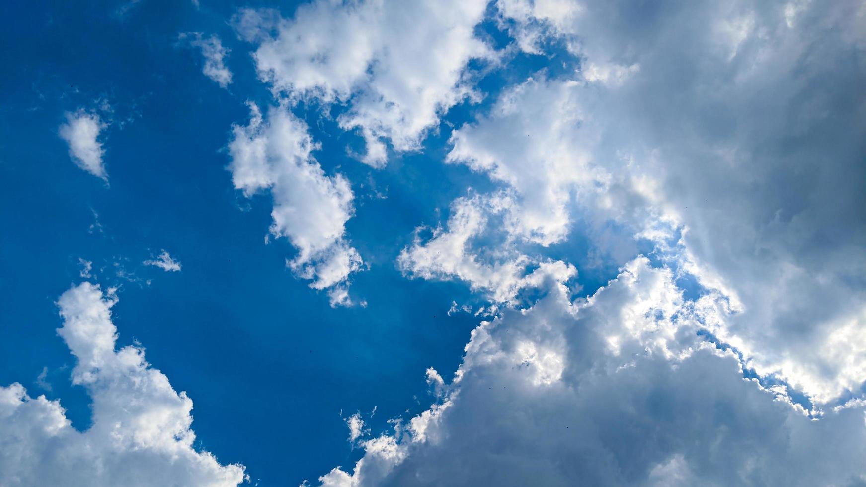 belle nuvole e cielo azzurro alla luce del giorno foto