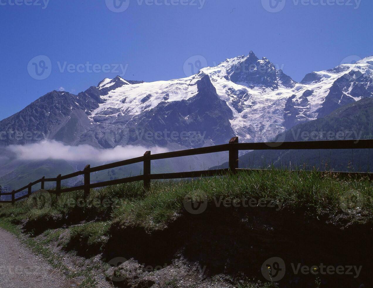 una staccionata di legno foto