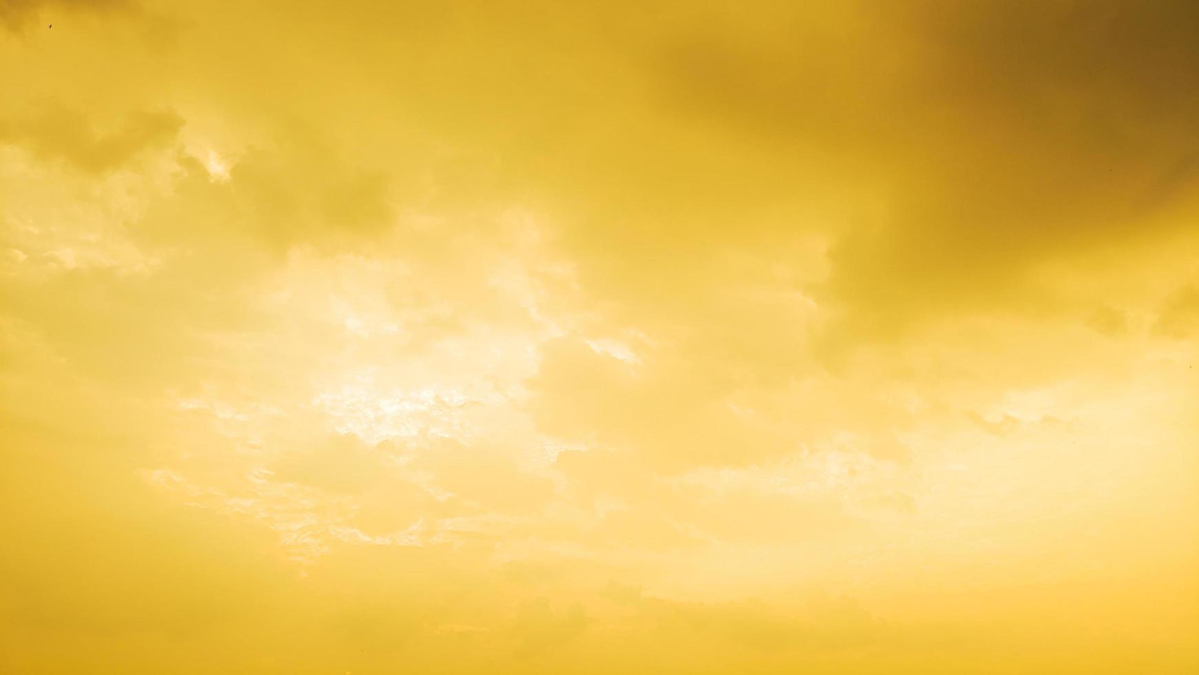sfondo astratto di nuvoloso giallo foto