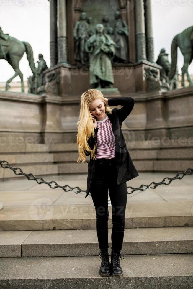 giovane donna con telefono cellulare sulla strada di vienna, austria foto