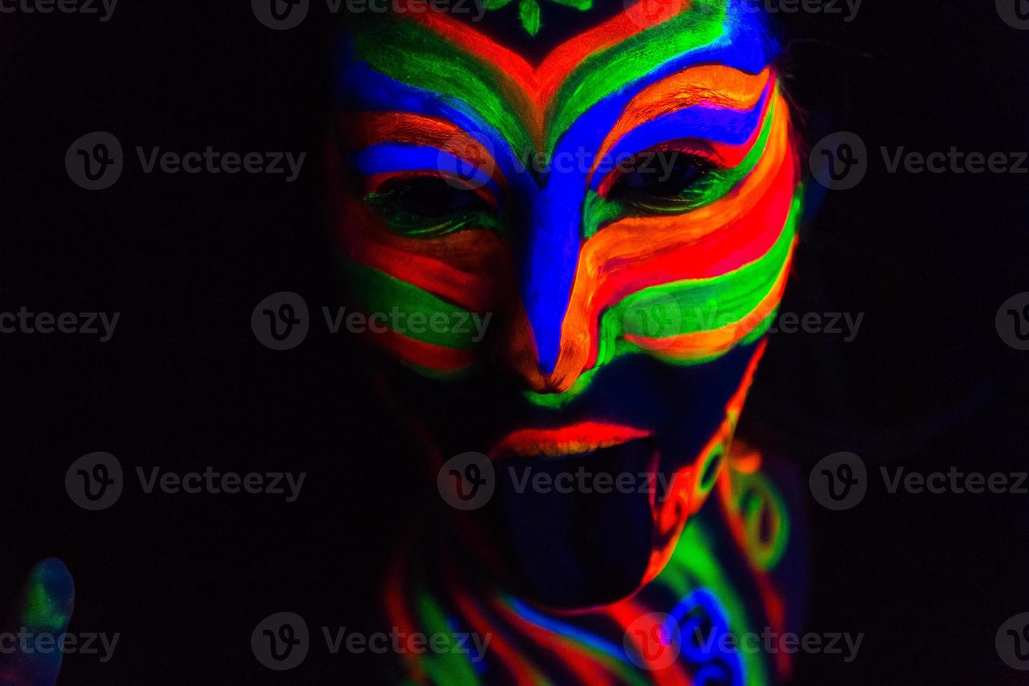 donna con arte del trucco di polvere fluorescente uv incandescente foto