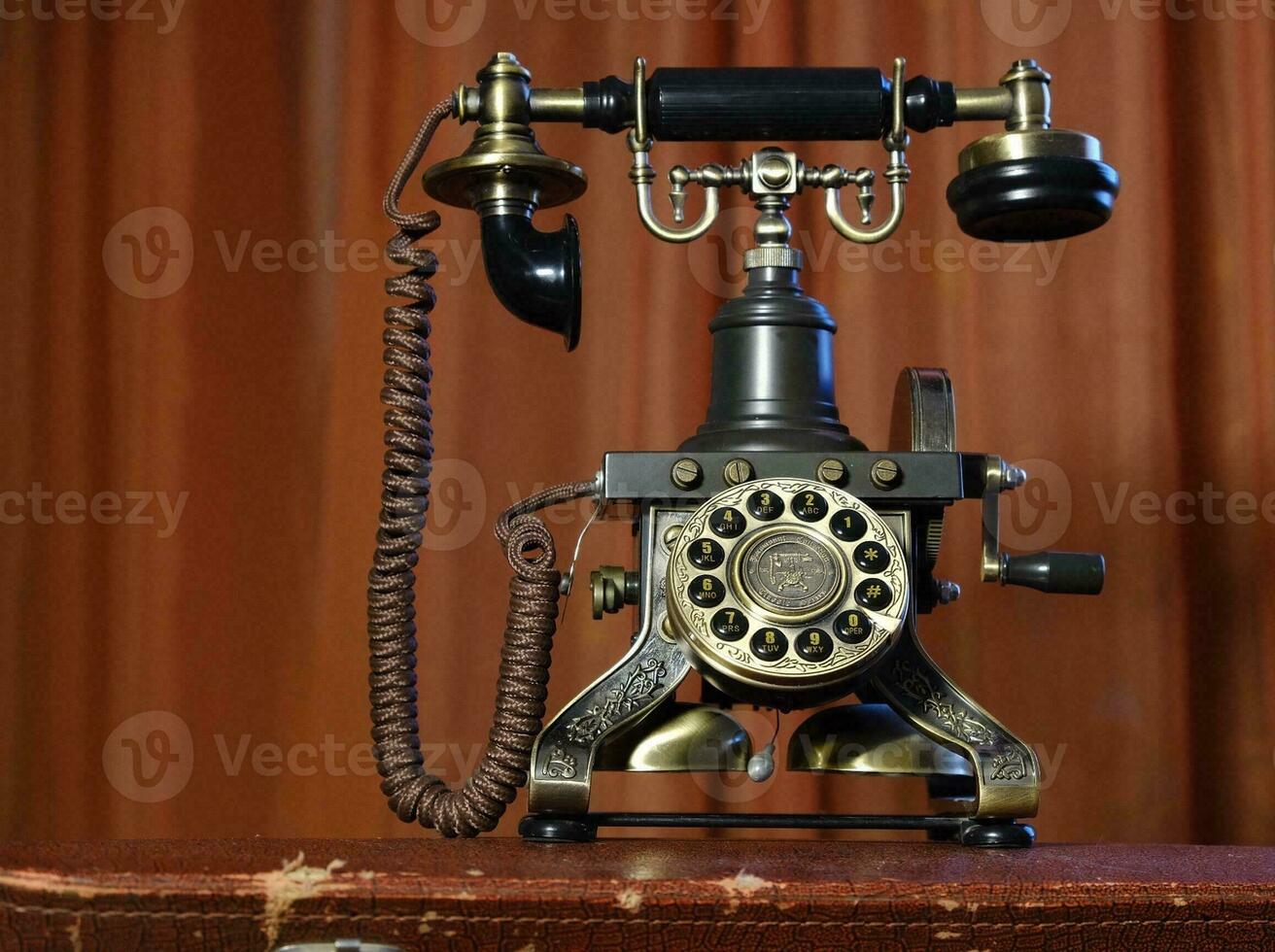 retrò Telefono sta su un' Marrone vecchio valigia foto