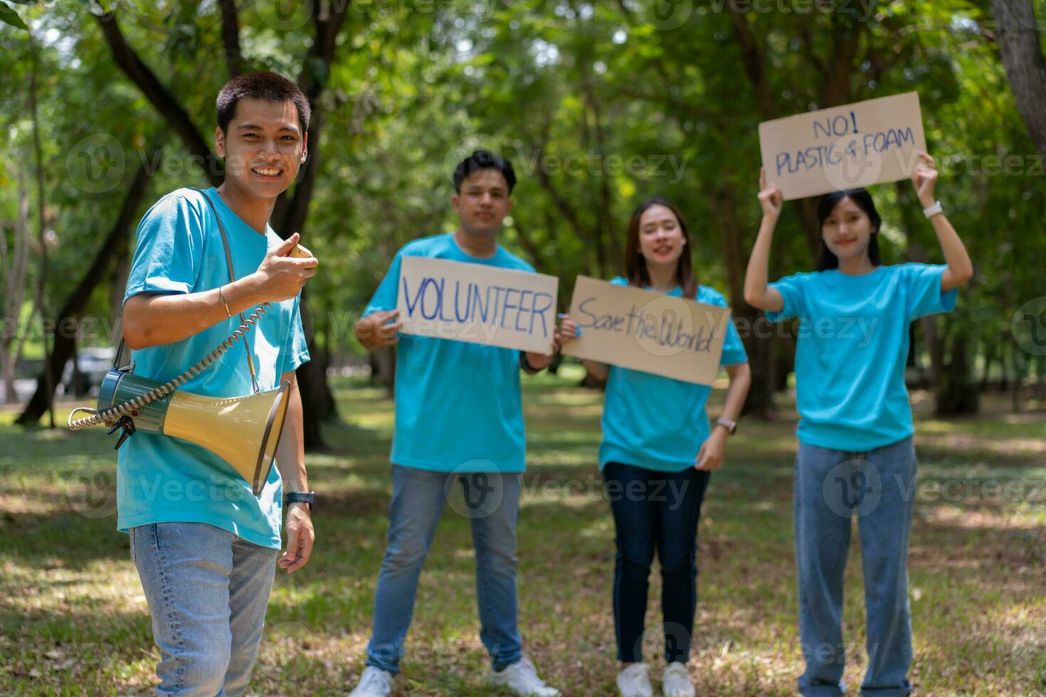 contento giovane asiatico studenti diverso volontari hold un' campagna cartello per pulizia nel il parco, il concetto di ambientale conservazione su mondo ambiente giorno, raccolta differenziata, beneficenza per sostenibilità. foto