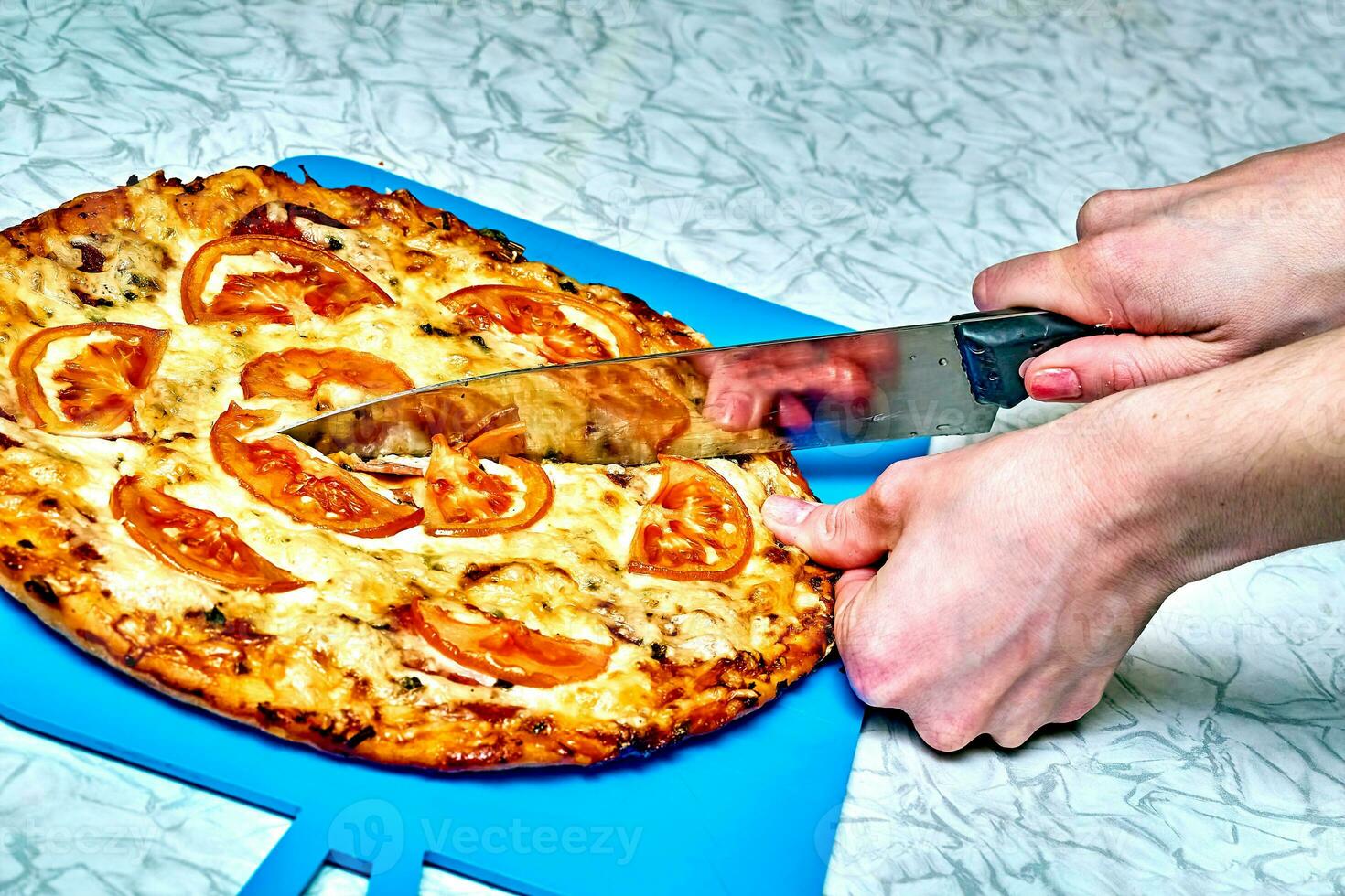 taglio appena preparato Pizza con un' coltello.pronto per mangiare al forno Pizza foto