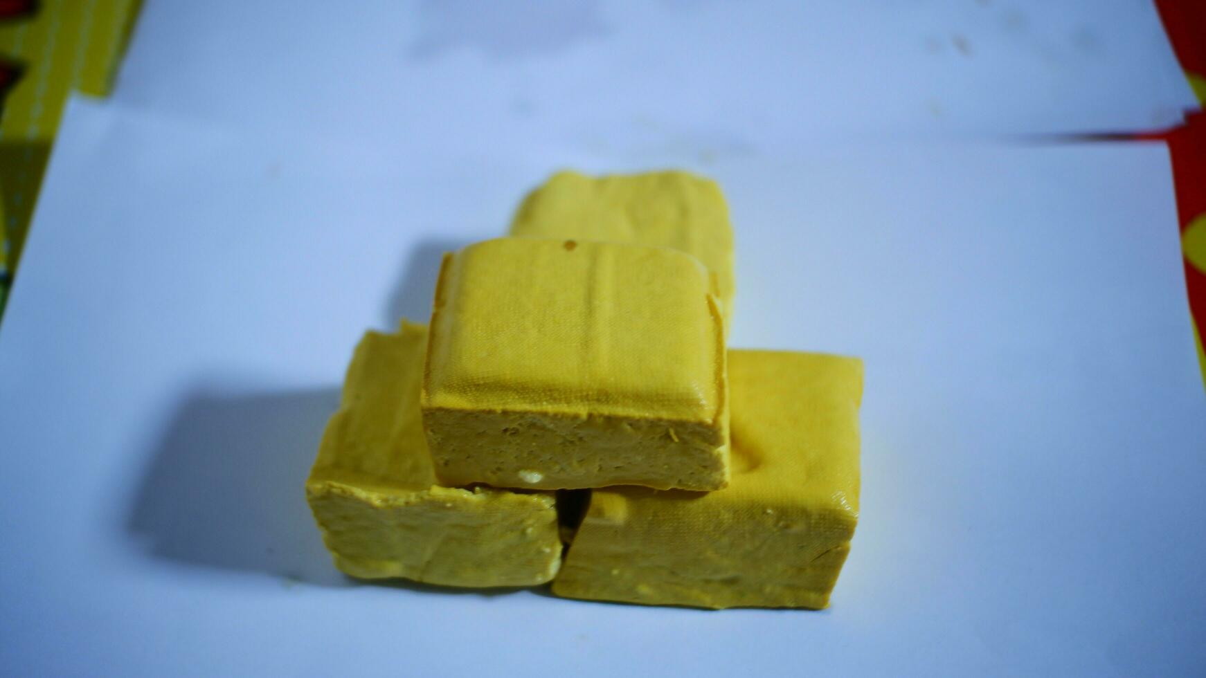 giallo tofu isolato su bianca sfondo. morbido giallo tofu isolato su bianca sfondo. fresco giallo tofu isolato su bianca sfondo foto