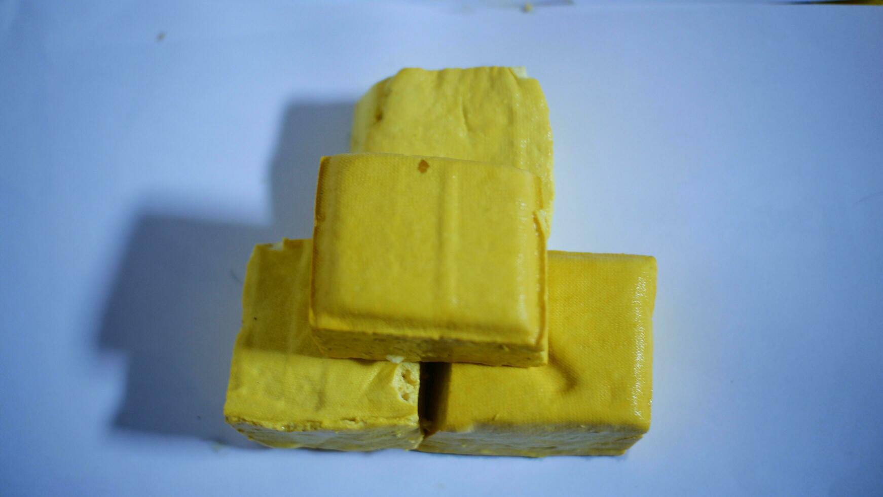 giallo tofu isolato su bianca sfondo. morbido giallo tofu isolato su bianca sfondo. fresco giallo tofu isolato su bianca sfondo foto