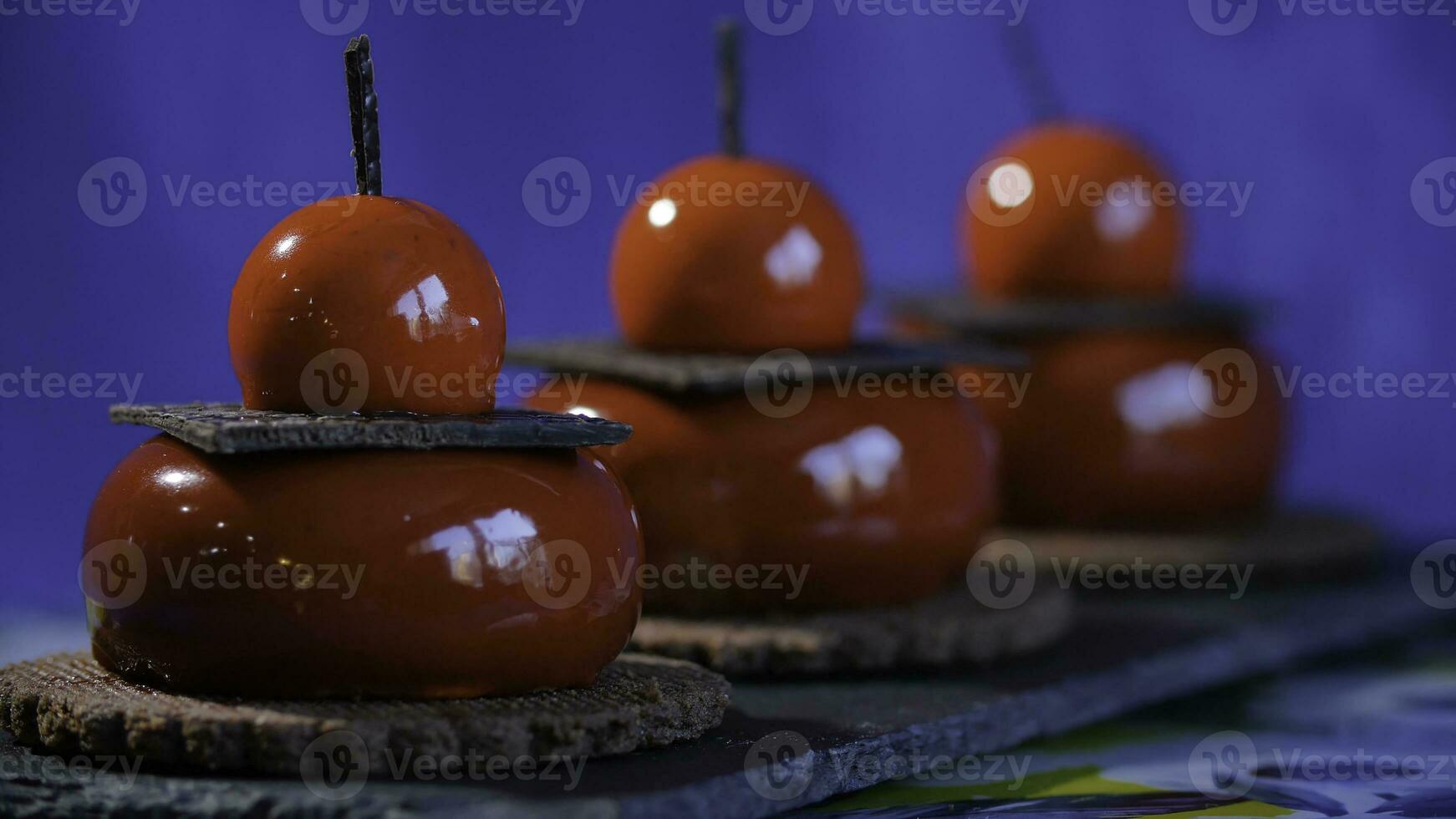 tre rosso torta con biscotti e cioccolato. gustoso rosso torte su sfondo buio blu foto