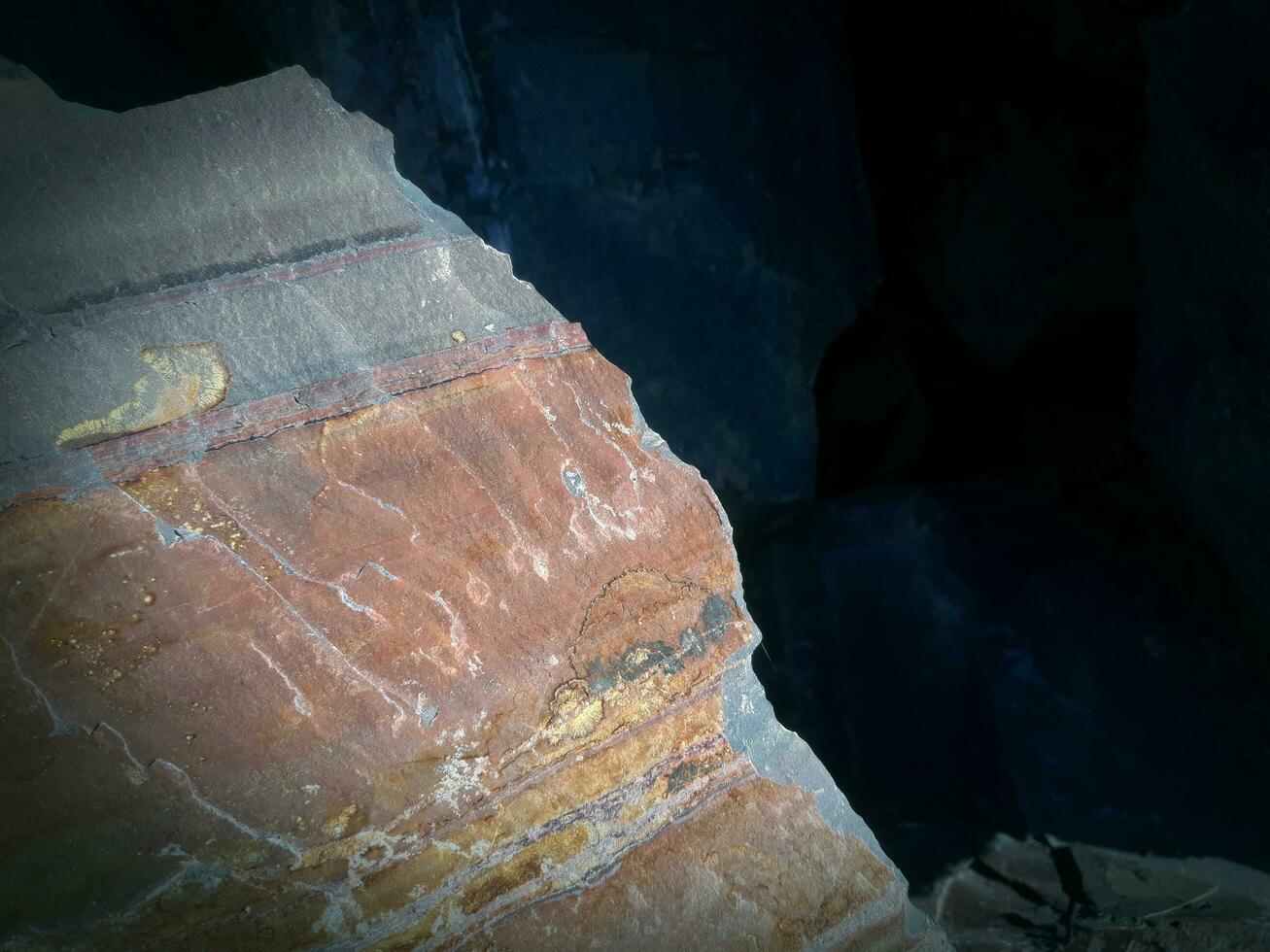 nero pietra sfondo. lungo nero pietra struttura e strutturato. sporco nero pietra parete. roccia struttura con crepe. pietra piastrella pavimento struttura. vecchio parete struttura astratto naturale sfondo. foto