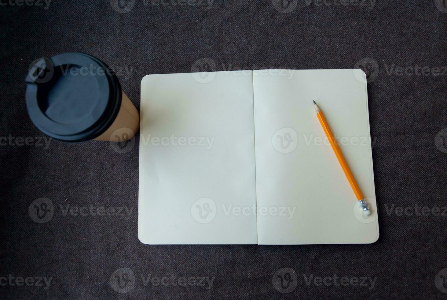 matita, taccuino e carta caffè tazza foto