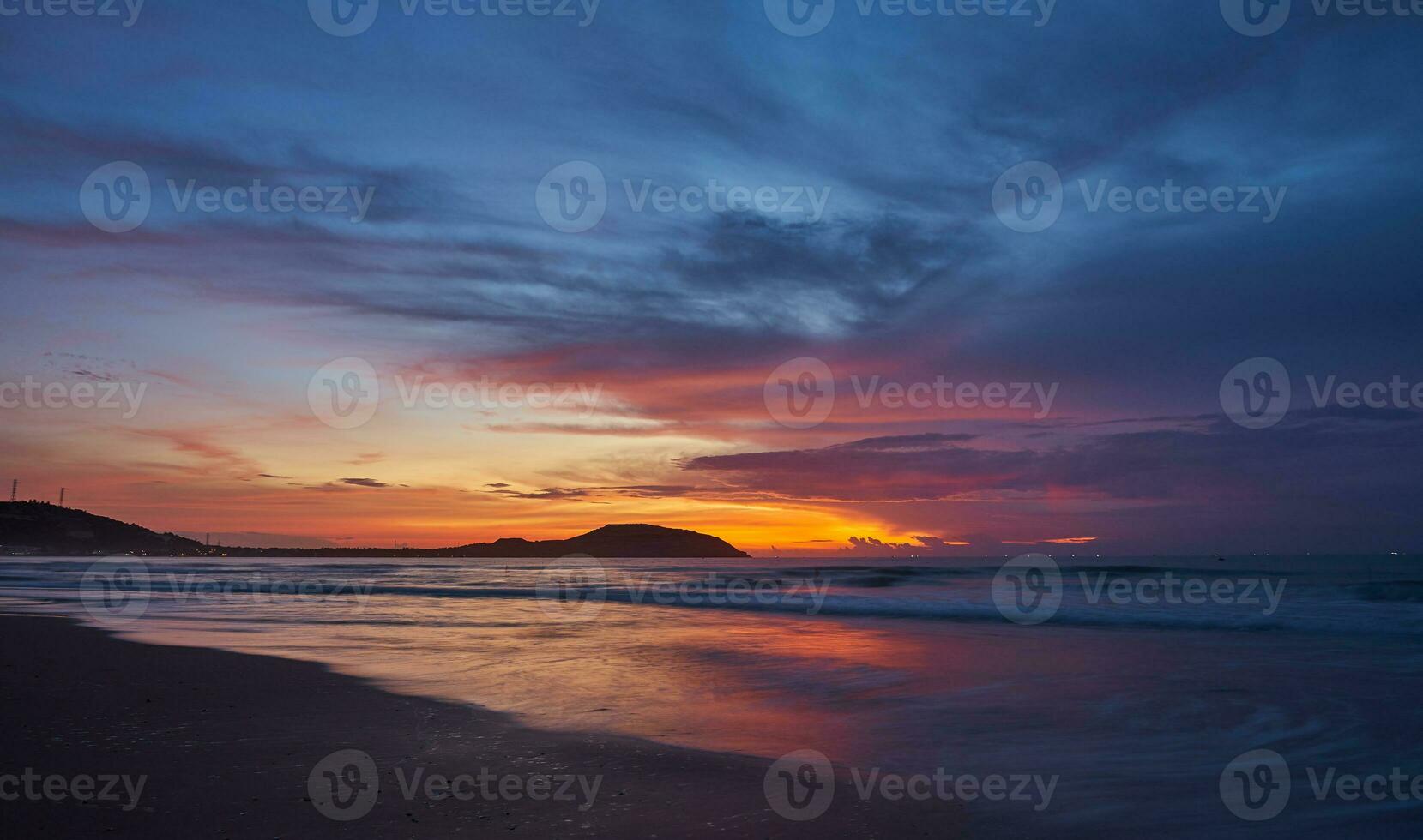 colorato Alba su il costa di il Sud Cina mare. foto