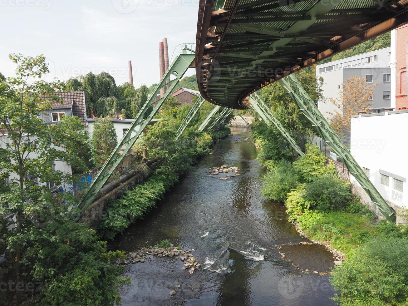 ferrovia sospesa wuppertal sopra il fiume wupper foto