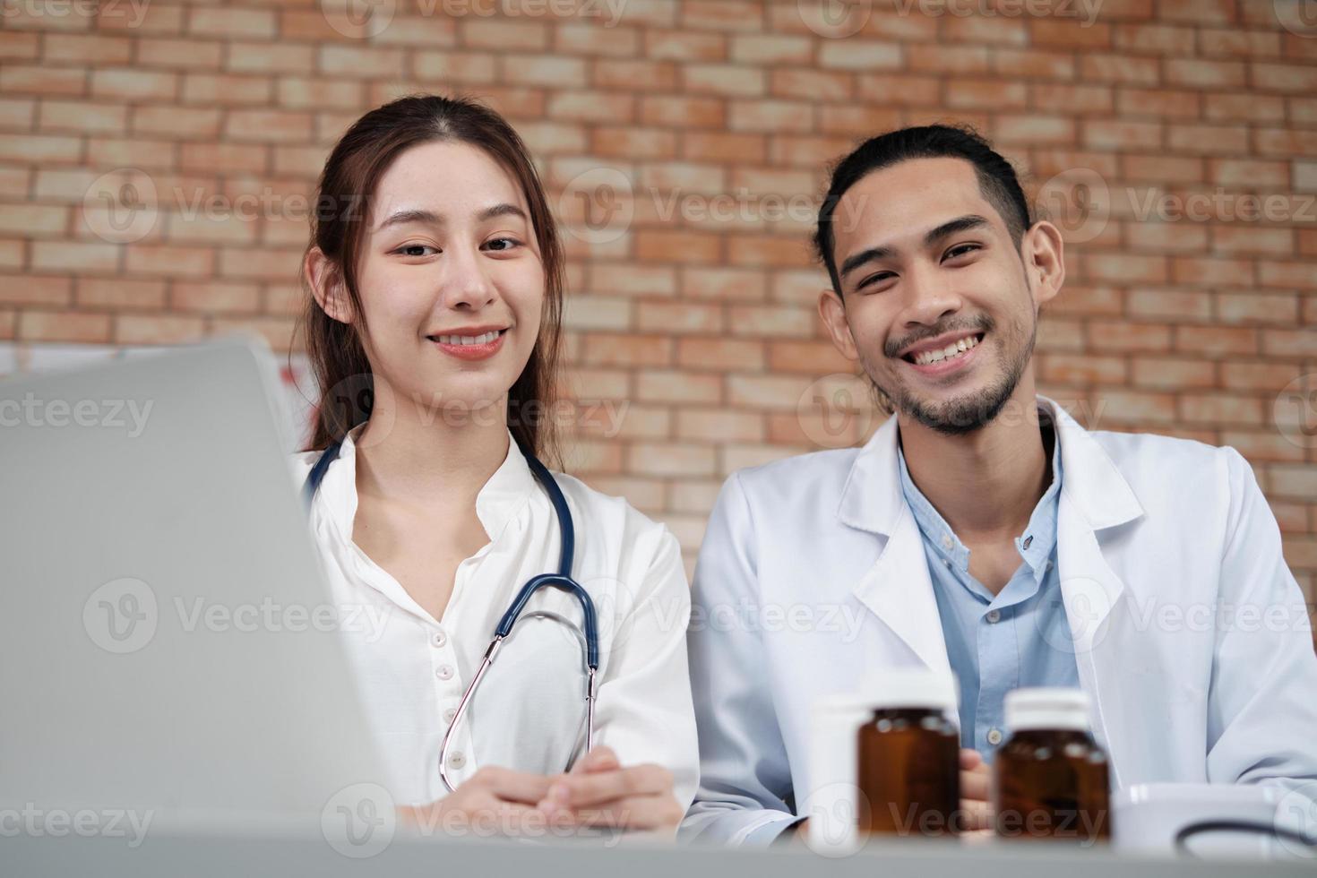 team di partner sanitari, ritratto di due giovani medici di etnia asiatica in camicie bianche con stetoscopio, sorridenti e guardando la telecamera in clinica, persone esperte nel trattamento professionale. foto