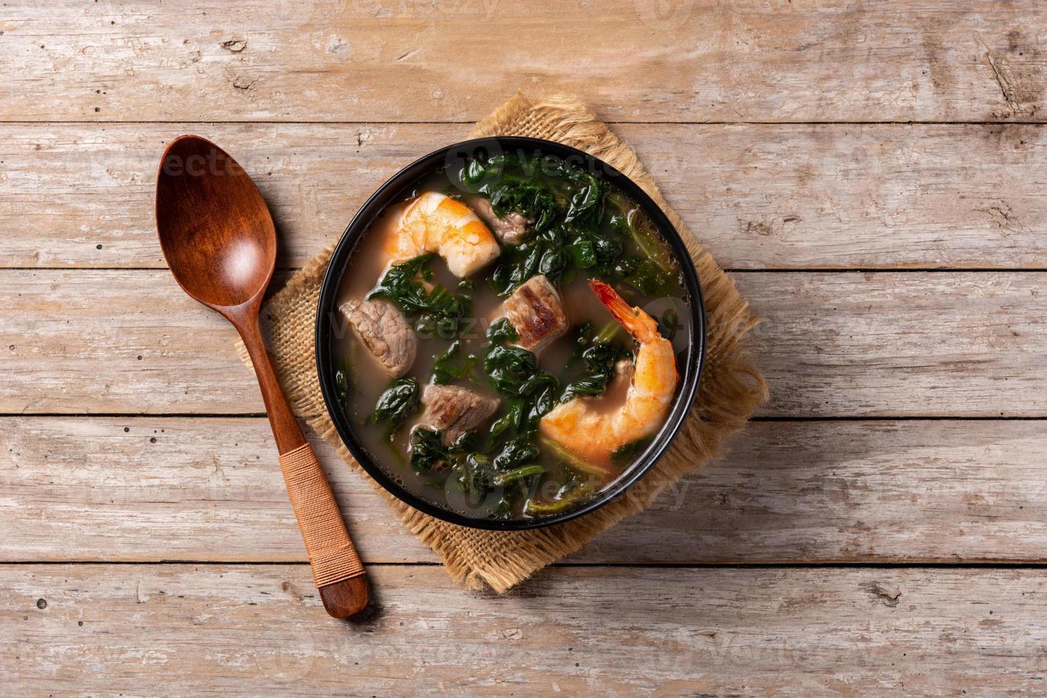 zuppa di manzo, okra e spinaci in ciotola foto