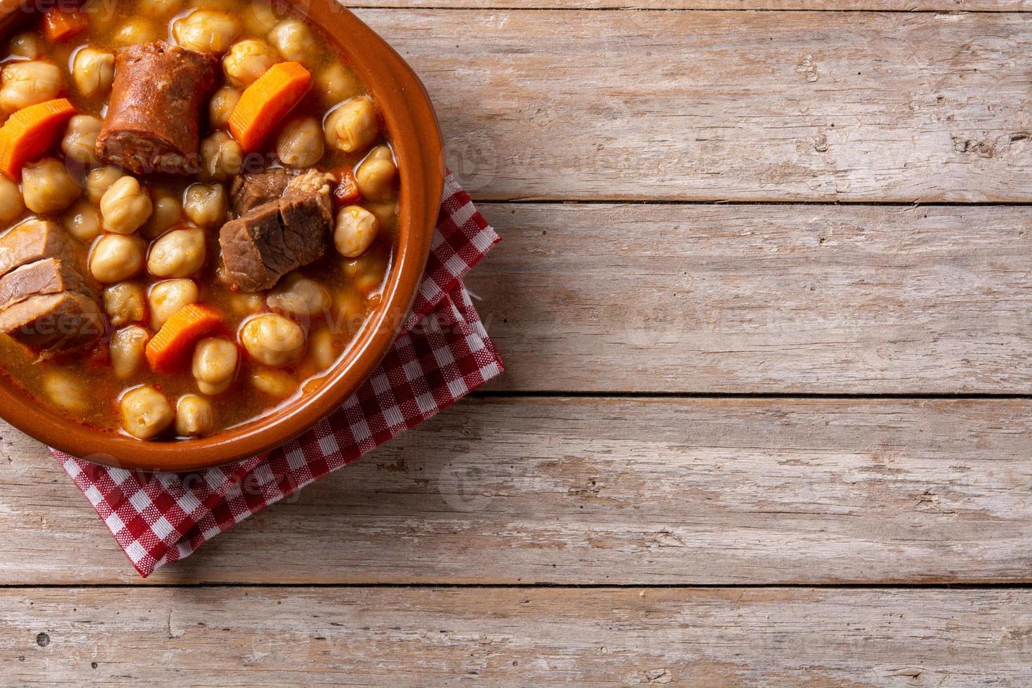 ceci spagnoli tradizionali con carne e carota in una ciotola foto