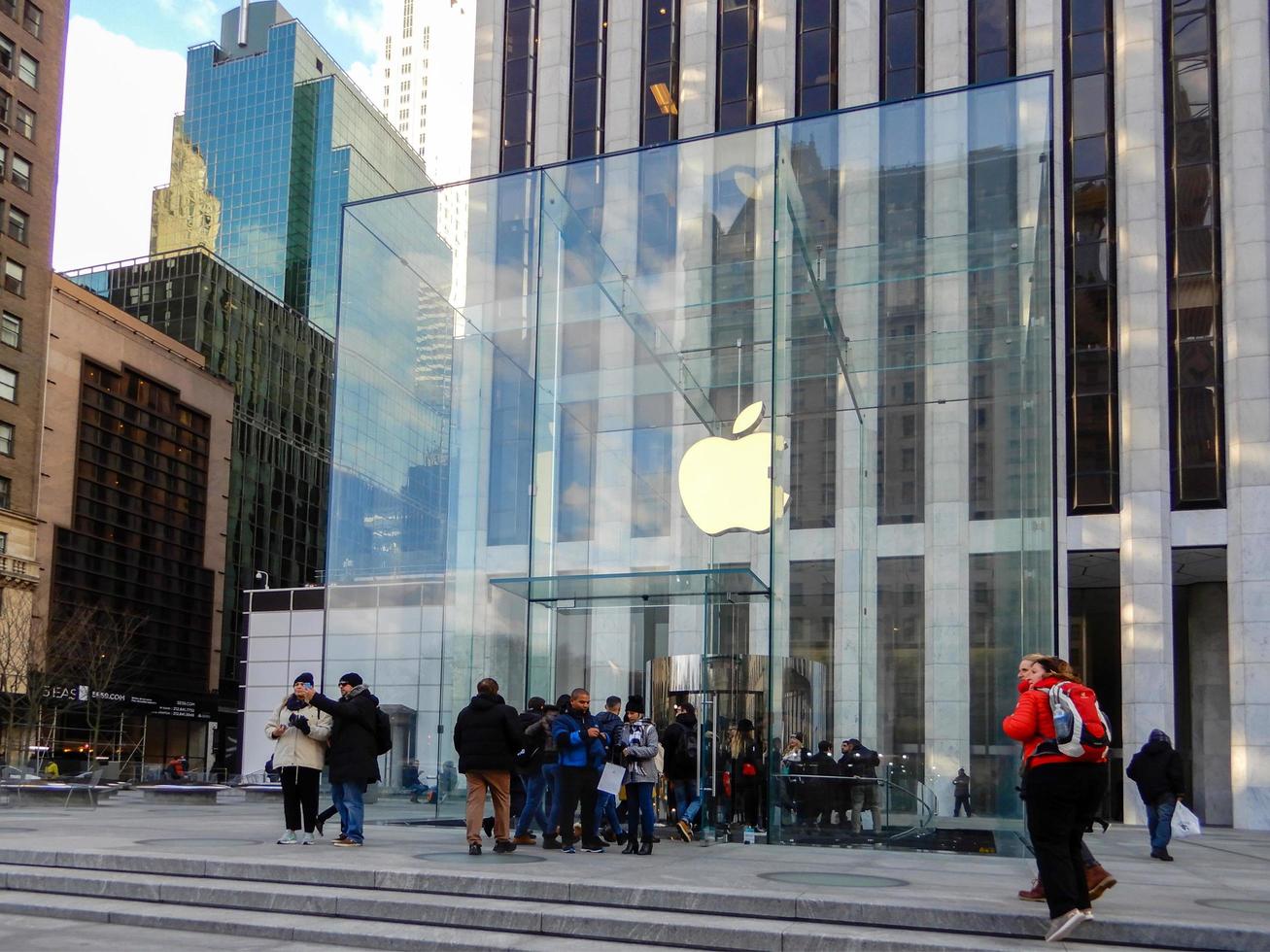 persone che visitano il negozio di mele sulla 5th avenue. la società Apple. foto