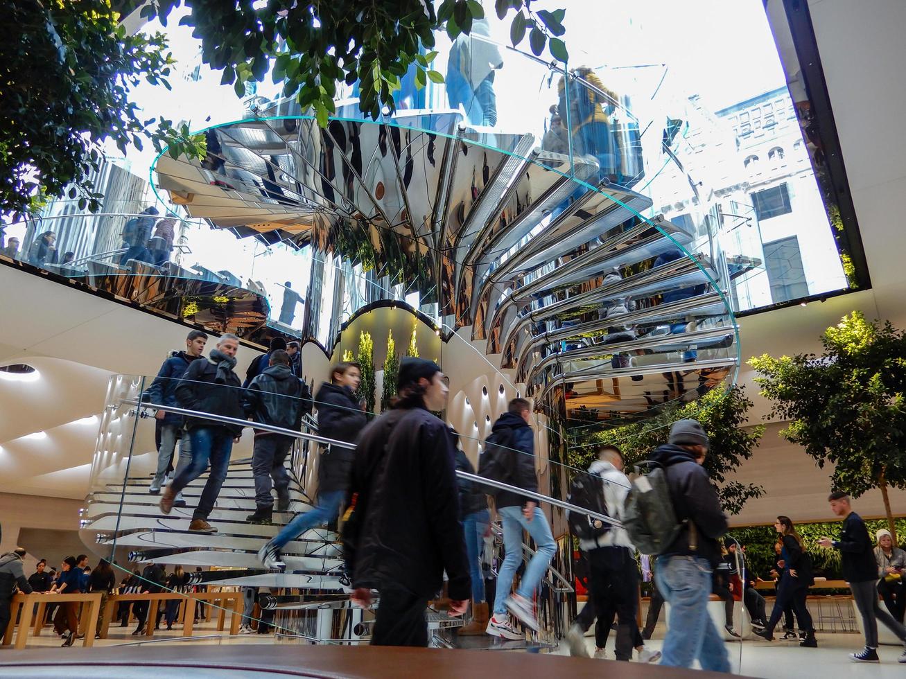 persone che visitano il negozio di mele sulla 5th avenue. la società Apple. foto