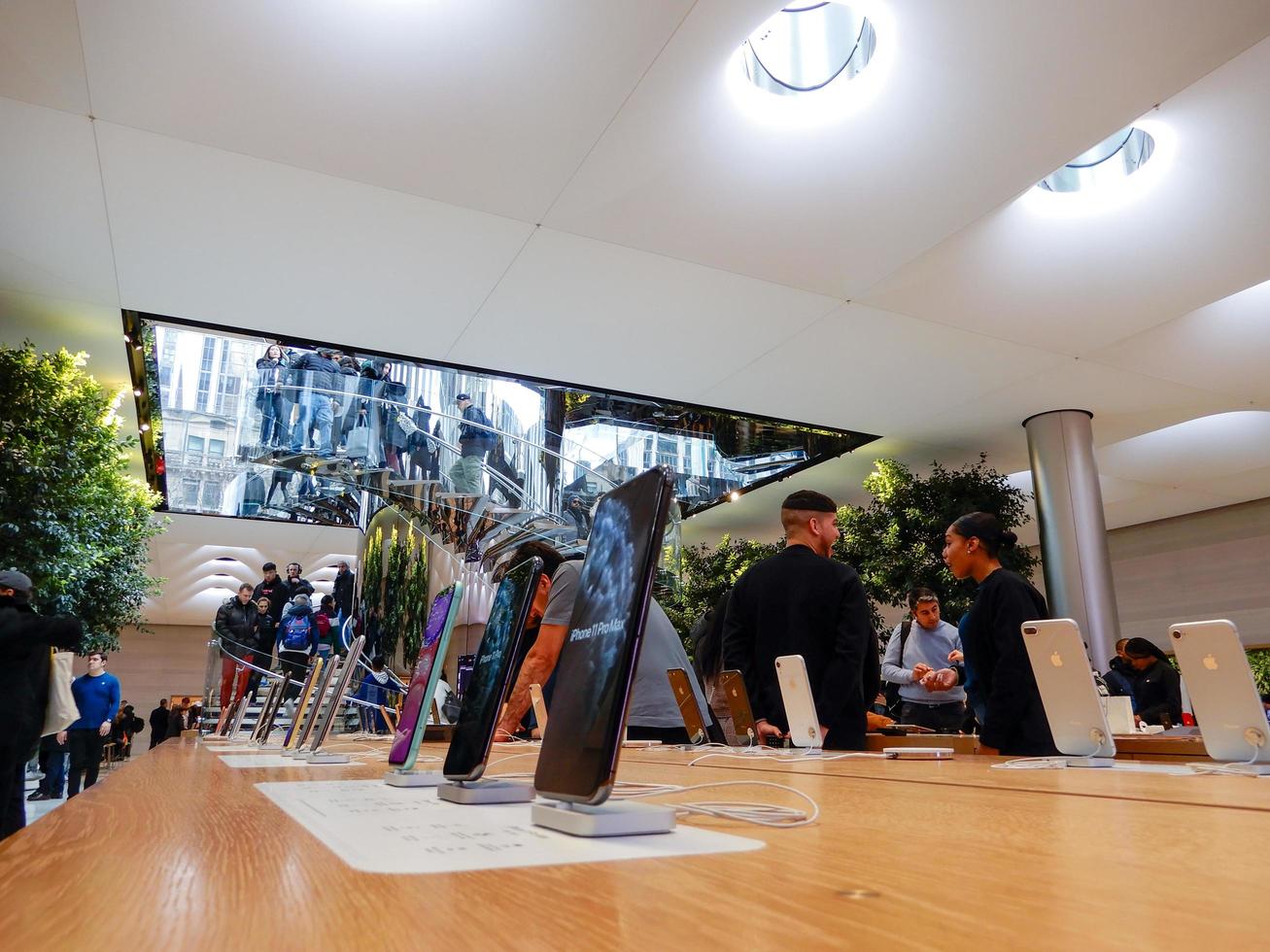 persone che visitano il negozio di mele sulla 5th avenue. la società Apple. foto