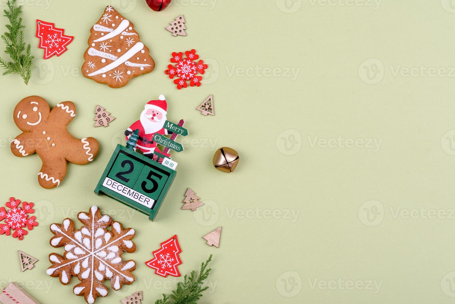 Pan di zenzero festivo natalizio fatto in casa su uno sfondo colorato foto