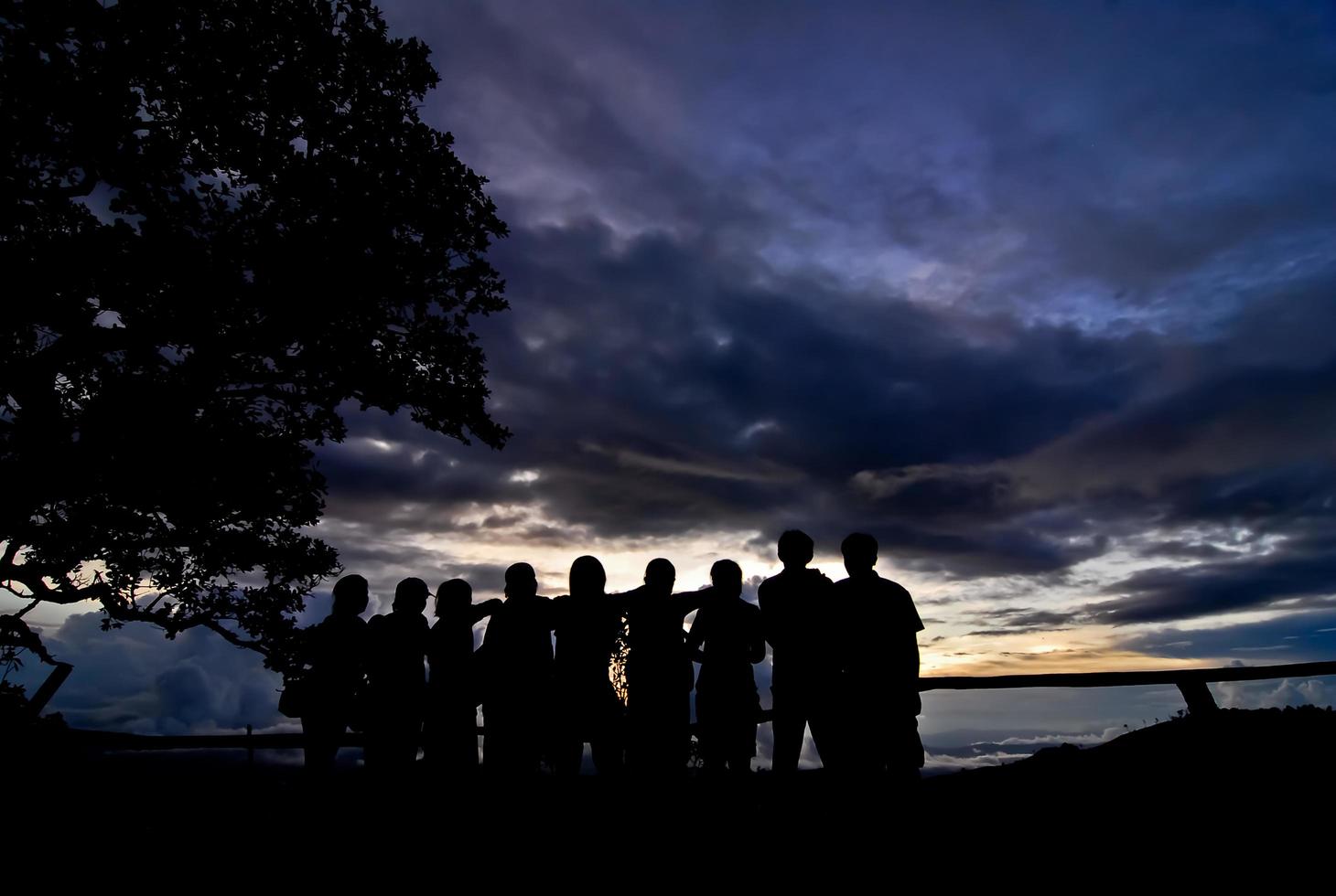 sagoma del fotografo che fotografa il paesaggio durante l'alba foto