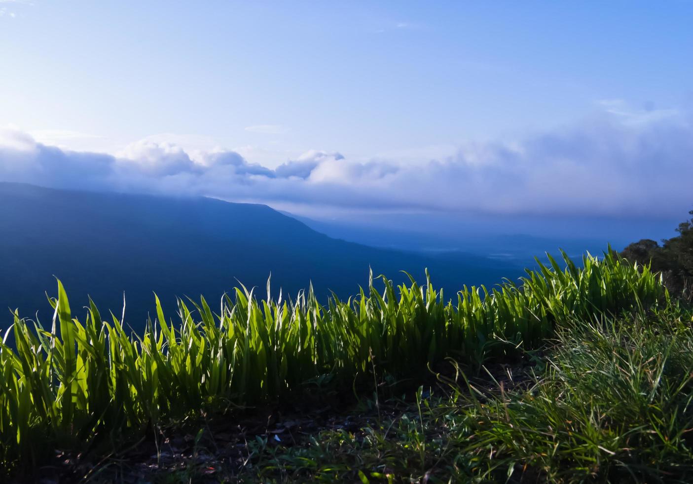 bellissimo paesaggio di montagne e cielo blu nuvola foto